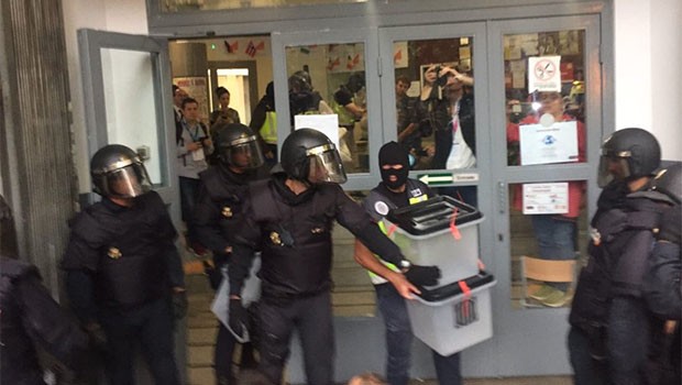 İspanyol polisi, Katalonya referandumuna saldırdı!