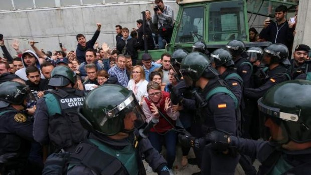 Katalonya'da bağımsızlık referandumu: Sandıklar kapatıldı, 761 yaralı