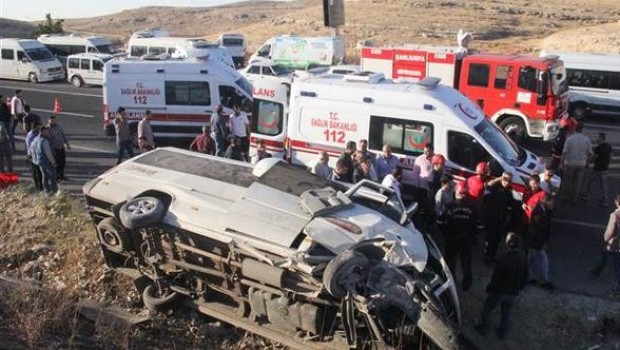 Urfa'da işçi servisi devrildi: 14 yaralı