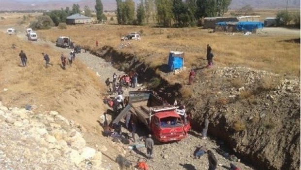 Yüksekova'da trafik kazası.. Çok sayıda yaralı var