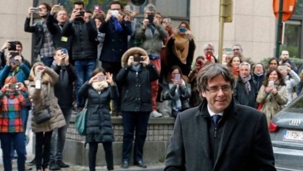 Katalonya lideri Puigdemont teslim oldu
