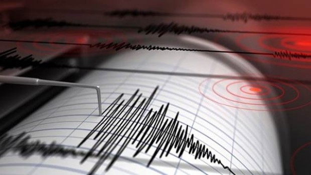 Türkiye'de gece yarısı deprem paniği: 8 kez sallandı!