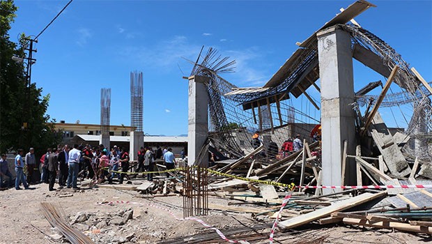 Urfa'da inşaat çöktü: Yaralılar var