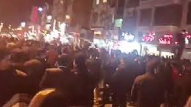 İran’da göstericiler Arak Valiliğini ele geçirdi