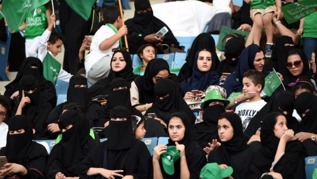 Suudi Arabistan'da kadınlar ilk kez bir futbol maçını stadyumda izledi