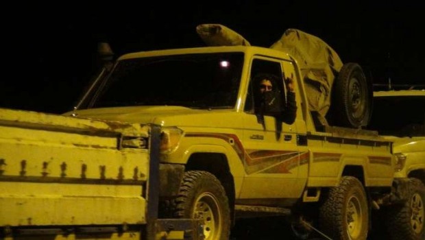 Tanklar ve ÖSO birliklerini taşıyan araçlar sınırı geçiyor