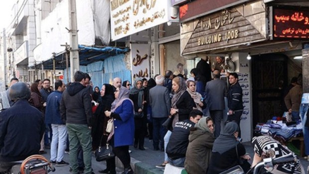 İran'da halk döviz bürolarına akın ediyor!