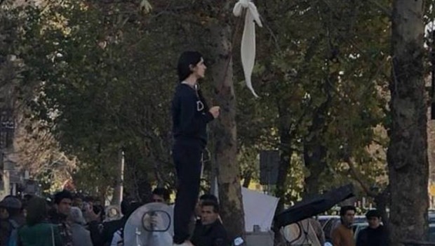 İran'da başörtüsü protestosuna 2 yıl hapis 