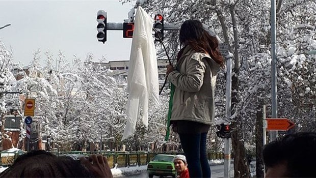 İran'da başörtüsü protestosuna 2 yıl hapis cezası