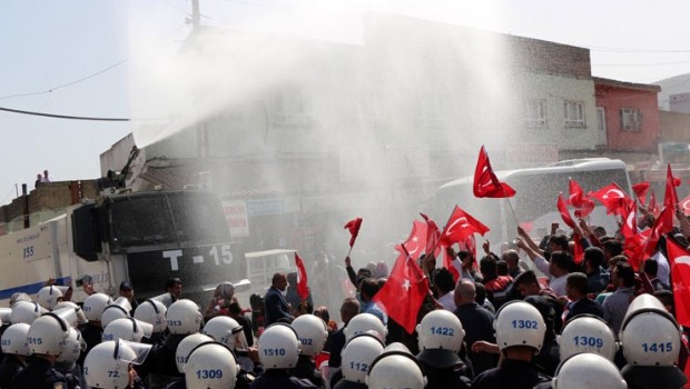 Hasankeyf’te tahliyeyi protesto eden esnafa tazyikli su ve gaz