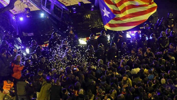 Katalan liderler tutuklandı, ülke karıştı!