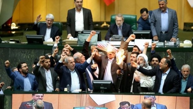 İran meclisinde ABD'ye şok! Bayrak yakıldı