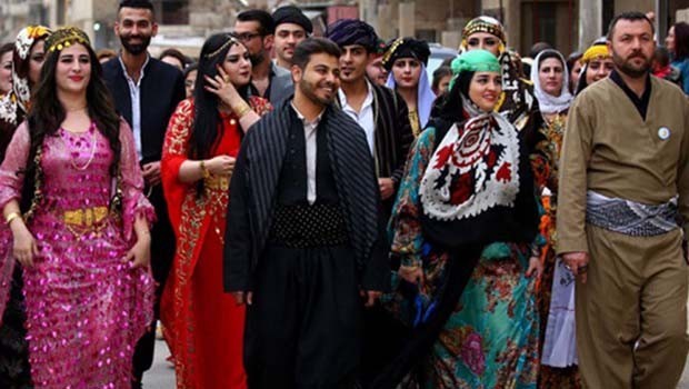 İran resmi kurumlarında Kürt ulusal kıyafetleri artık serbest