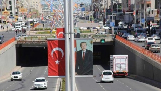 Diyarbakır’da Erdoğan’ın posterleri ve Türk bayrakları kaldırılıyor