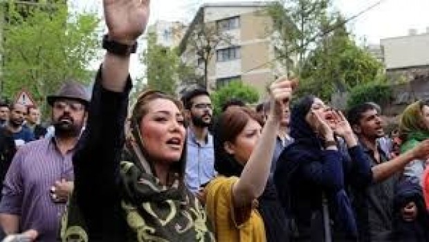 İran'da halk rejimi devirmeye kararlı
