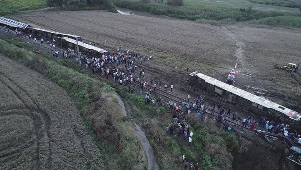 Çorlu'da yolcu treni devrildi: 10 ölü ve 73 yaralı var