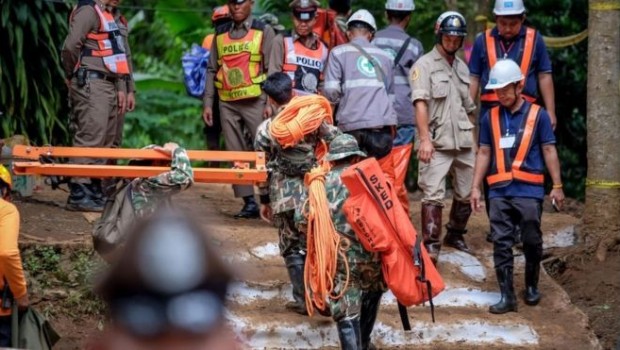 Tayland'da mağarada mahsur kalan çocuklardan 6'sı kurtarıldı
