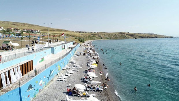 Kürt ilindeki plaja Denize kıyısı olmadığı halde Türkiye'de ilk kez mavi bayrak verildi