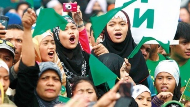 Duterte, Moro Müslümanları için özerklik tasarını onayladı