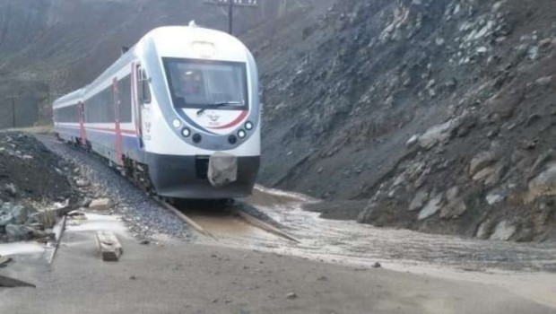 Erzincan’da heyelan: Demiryolu hattı toprağa gömüldü