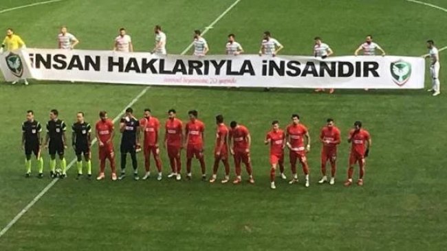 Amedspor'dan maç öncesi 'insan hakları' pankartı