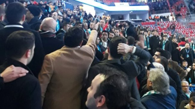 AK Parti'nin adaylarını tanıttığı toplantı öncesinde kavga çıktı