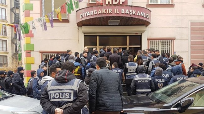 Diyarbakır'da HDP il binasına polis baskını