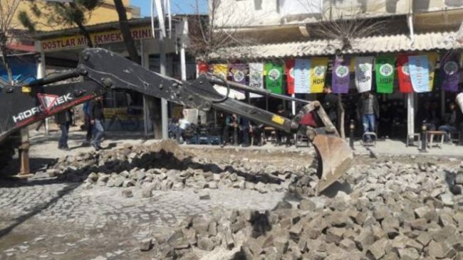 Kayyum HDP’nin miting yapacağı caddeyi kazdı