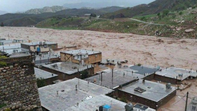 Doğu Kürdistan'da iki şehir sular altında kaldı