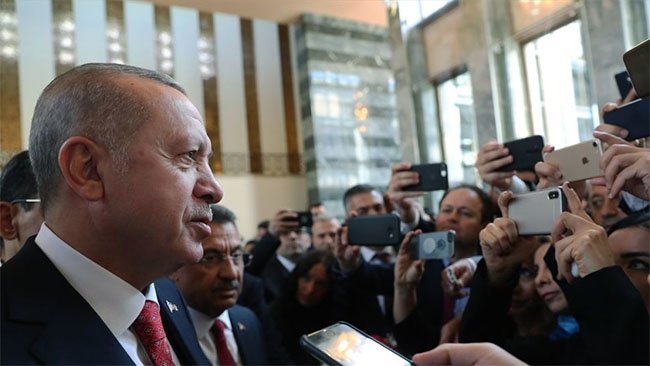 Erdoğan, mecliste kürsüye HDP'li Buldan çıkınca salonu terk etti