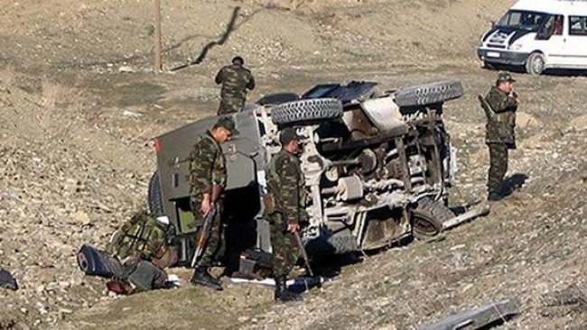 Van'da askeri araç devrildi: 3 asker yaralı