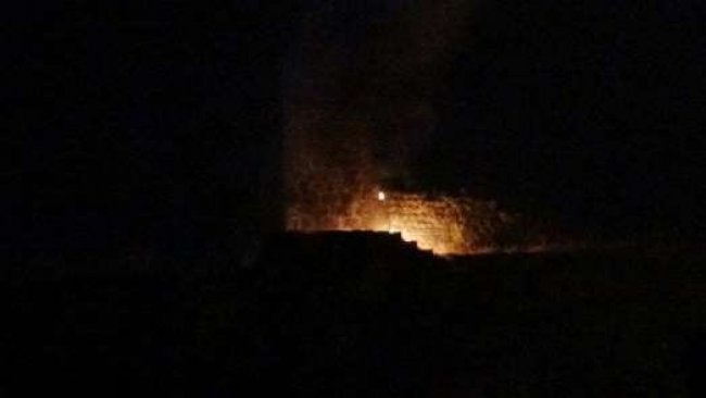Diyarbakır'da tarihi surlarda yangın