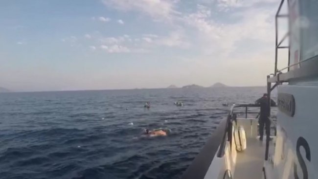 Ege'de göçmenleri taşıyan tekne battı: 8 kişi yaşamını yitirdi