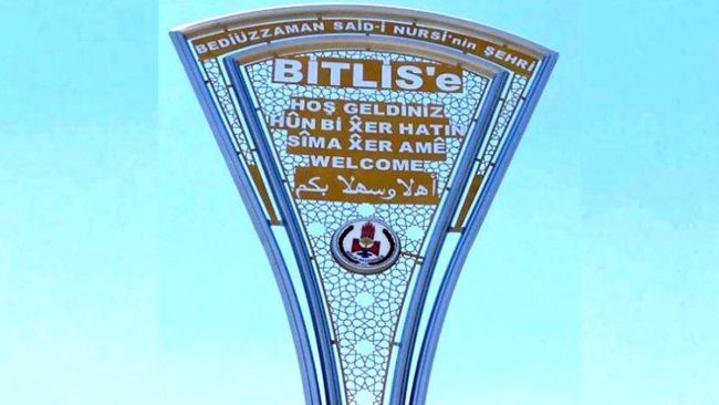 AK Parti'li Bitlis Belediyesi, kaldırdığı Kürtçe tabelaları yeniden astı