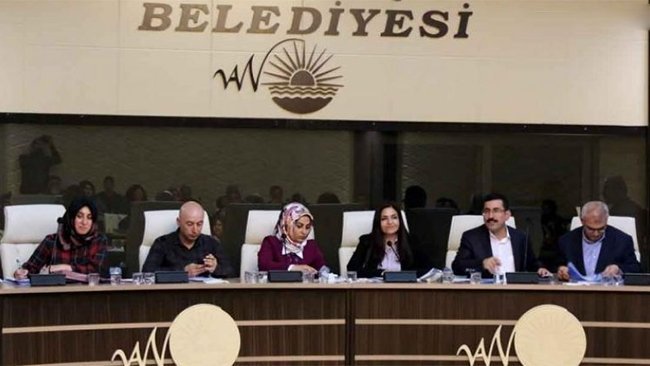 Van’ın üç ilçe belediyesinden HDP'li 9 meclis üyesi uzaklaştırıldı