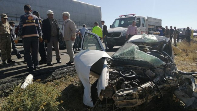 Bitlis'te trafik kazası: 3 ölü