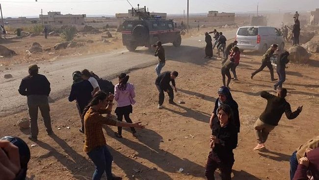 Kobani’deki ortak devriye sırasında TSK ve Rus araçları taşlandı