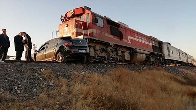 Elazığ'da tren otomobile çarptı: 2 kişi hayatını kaybetti