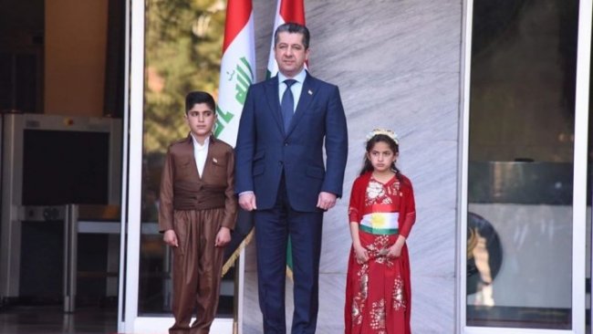  Şehit Hucam'ın çocukları Kürdistan bayrağını göndere çekti