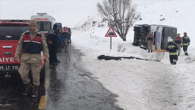 Erzurum'da yolcu midibüsü devrildi: Ölü ve yaralılar var