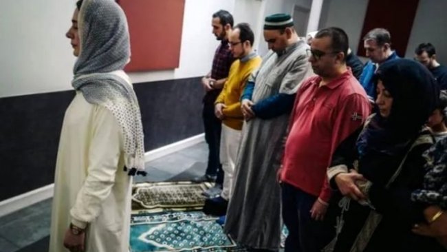 Fransa'da kadın imam, cemaate cuma namazı kıldırdı