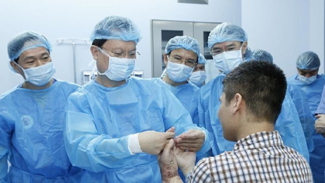 Dünyada bir ilk: Vietnam'da canlı donörden el nakli yapıldı