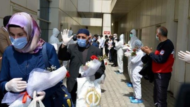Aynı aileden 10 kişi Koronavirüs'ü yenerek taburcu oldu
