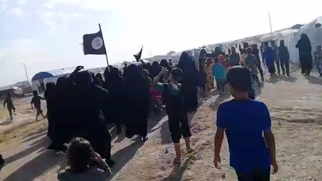 IŞİD'li kadınlardan Hol Kampı’nda provokasyon girişimi