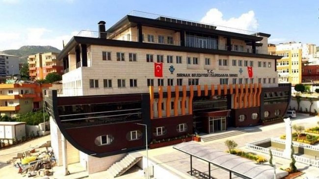 Şırnak Belediyesi yeni binasına Kürtçe tabela astı