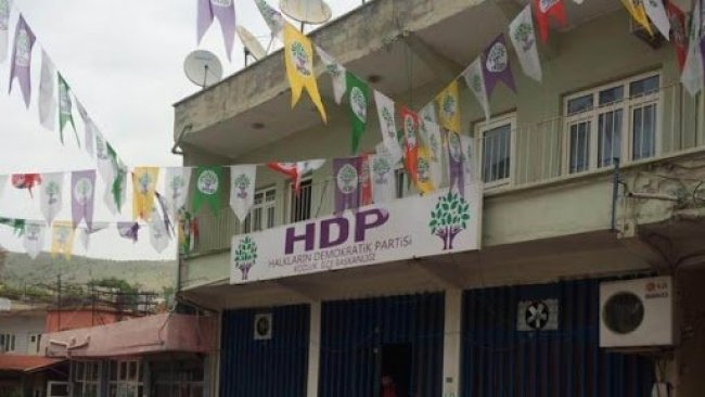 Batman'da HDP binasına baskın: Parti yöneticileri binaya çağrıldı