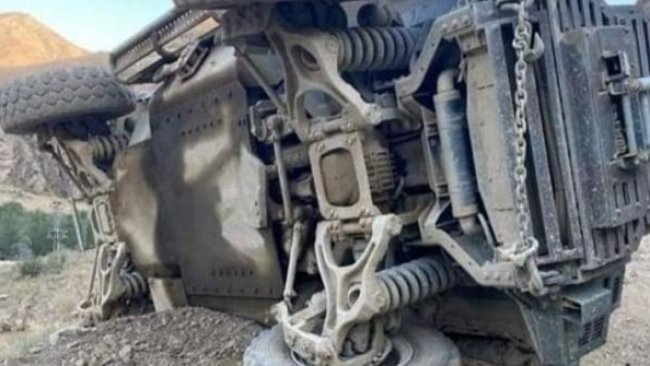 Hakkari'de zırhlı araç devrildi: 2 ölü