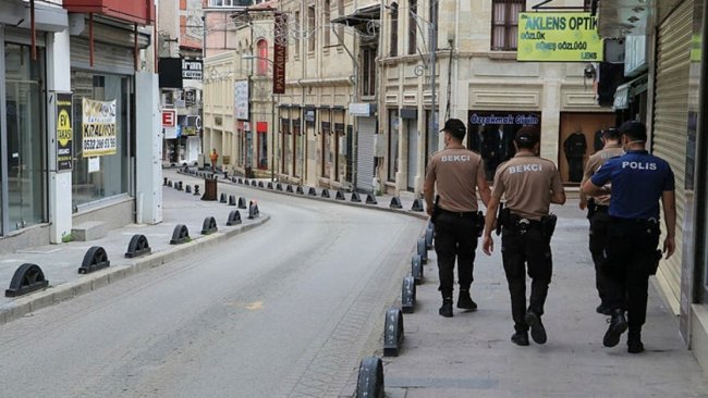 Türkiye'de hafta sonu belli saatlerde sokağa çıkma kısıtlaması geldi