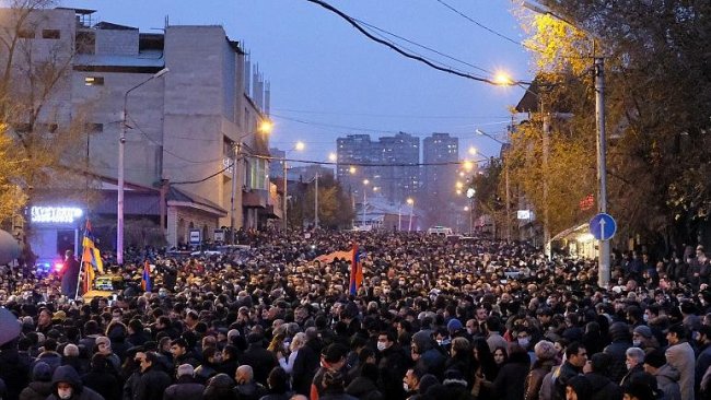 Ermenistan'da on binlerce protestocu, Paşinyan'a 3 gün süre verdi