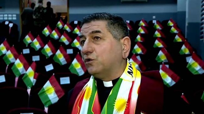 Gittiği her ülkeye Kürdistan Bayrağı götüren papaza ödül